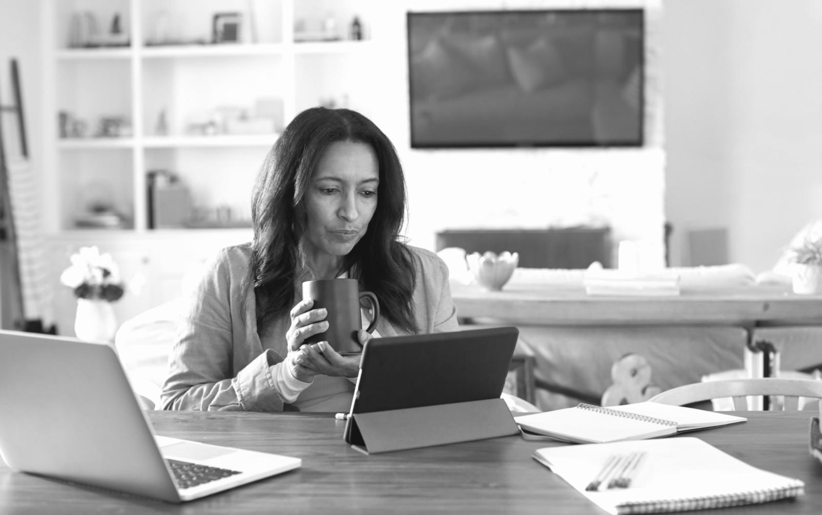 Farbtheorie Workspace mit digitalen Farbpaletten